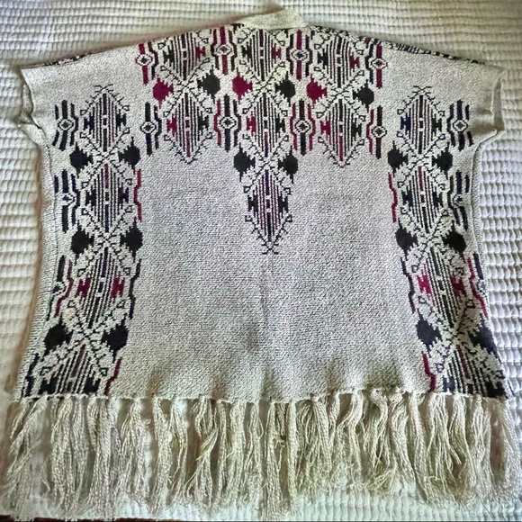 Poncho - Picture 4 of 6